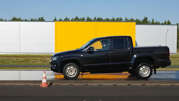 All-Terrain gumiabroncs teszt illusztráció – terepen haladó SUV